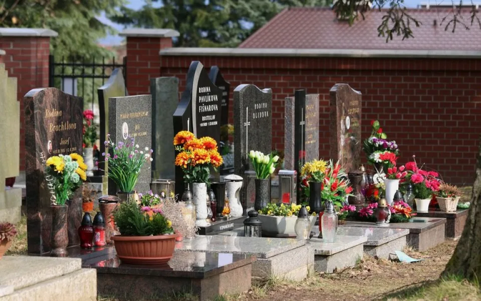 Hřbitovy zůstanou na Dušičky otevřené déle. Výzdobu hrobů i zaparkovaná auta ohlídají v Ostravě strážníci