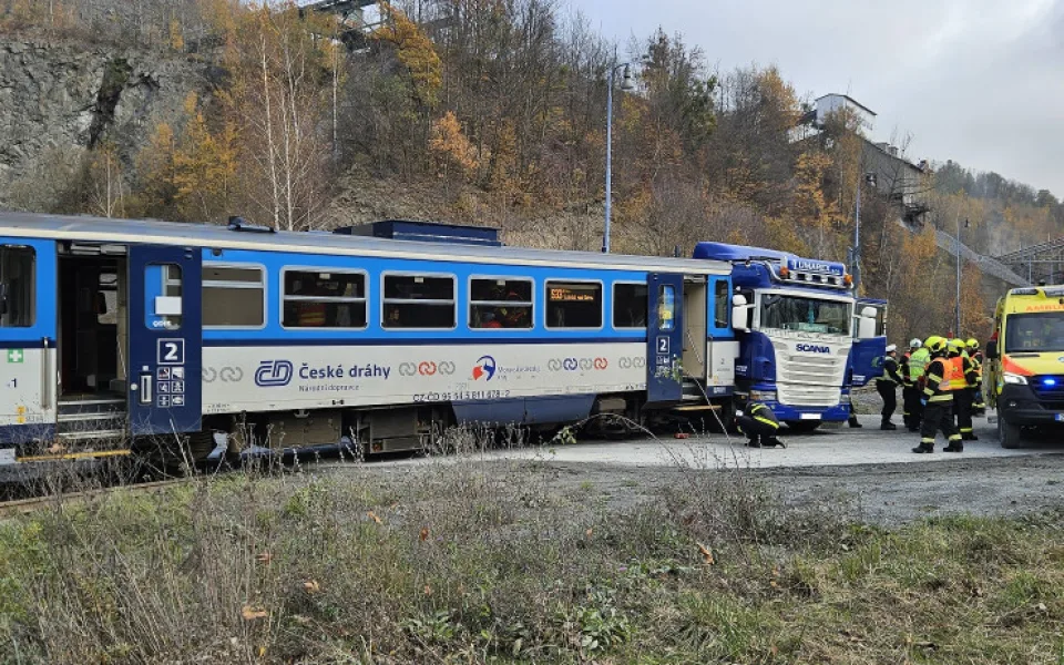 Na Novojičínsku se vlak srazil s kamionem. Při nehodě se zranili čtyři lidé, provoz stojí