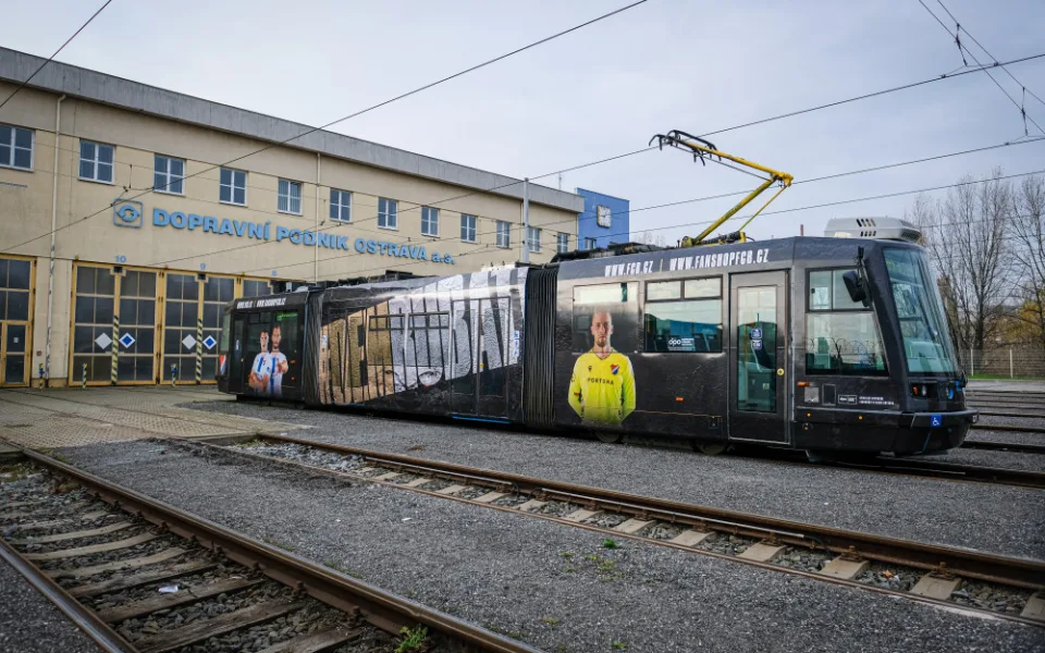 Tramvaj jako reklama na fotbal. Dopravní prostředek v barvách Baníku brázdí moravskoslezskou metropoli
