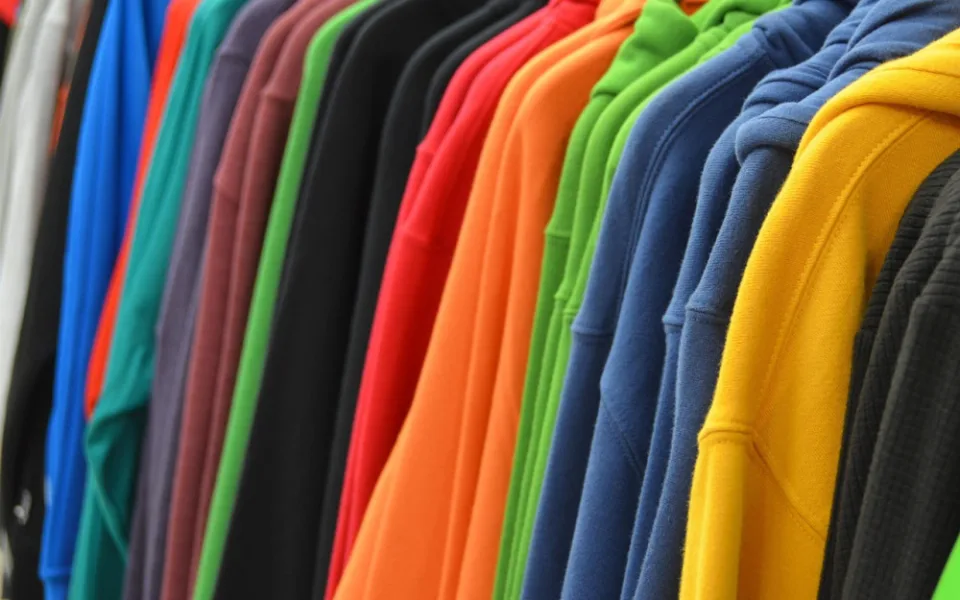Recyklace textilu je v Ostravě velkým tématem. Co nevezme charita, slouží k výrobě městského vybavení