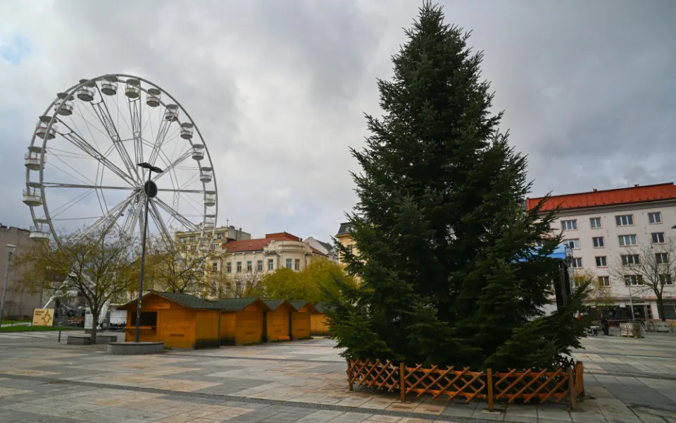 Na Masarykově náměstí stojí strom, přípravy na Ostravské Vánoce finišují