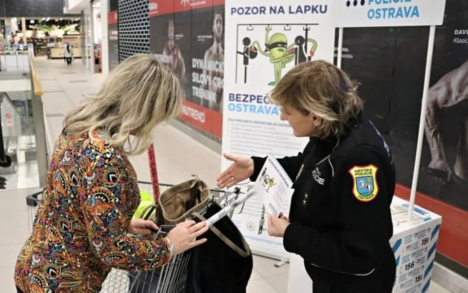 Ostravští strážníci si v předvánočním čase posvítí na bezpečnější nakupování, parkování i cestování