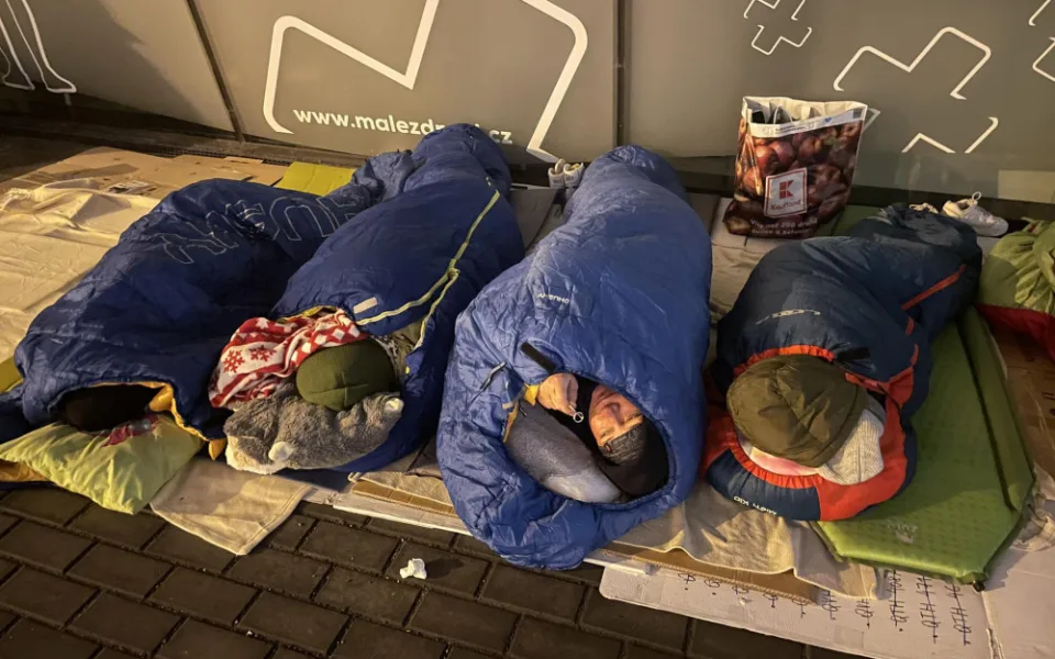 Ostravané vyjádřili solidaritu s bezdomovci. Vyzkoušeli si, jak se v listopadovém počasí spí venku na ulici