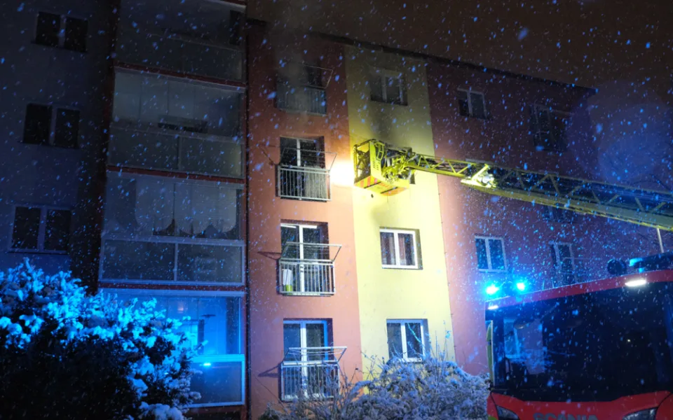 Noční požár v ostravském Zábřehu si vyžádal lidský život. Muž uhořel, starší žena se nadýchala kouře