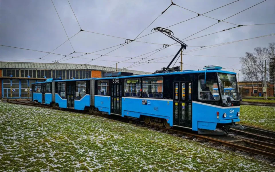 Třicetiletý Ostravan zahynul pod koly tramvaje. Zřejmě otevřel dveře za jízdy