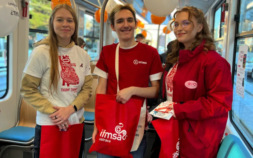 Do Ostravy dnes zavítá preventivní tramvaj proti AIDS. Cestující poučí o ochraně proti viru HIV