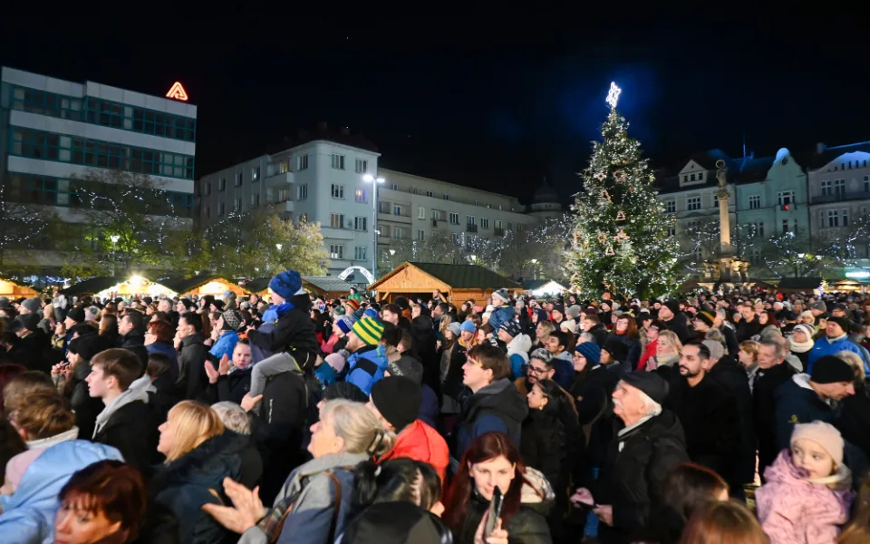 Na Masarykově náměstí září strom. Ostravské Vánoce vypukly naplno.