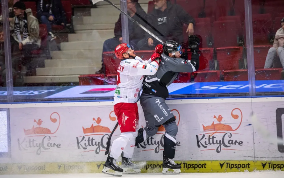 Třinec slaví první výhru venku, vyhrál 3:2 v prodloužení v Karlových Varech.