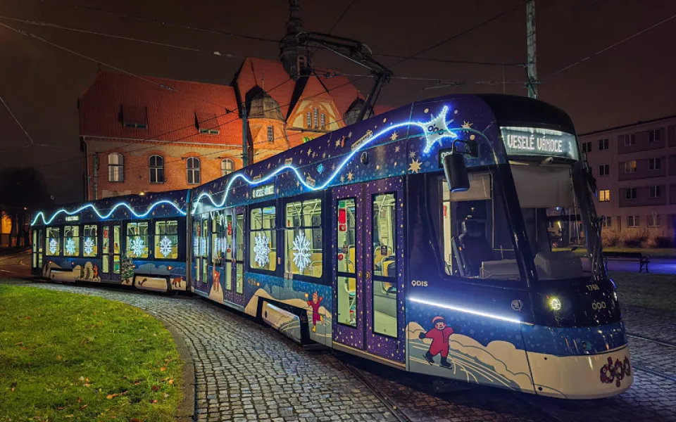 Do ulic metropole se vrací vánoční tramvaj. Svítící škodovka bude jezdit tak, aby potěšila co nejvíce Ostravanů