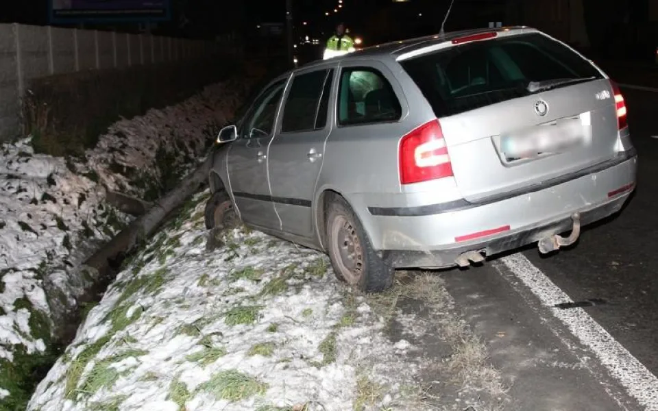 Měl chuť se projet. Mladík z Opavy se posilnil drogami, ukradl auto a bez řidičáku s ním najel do příkopu