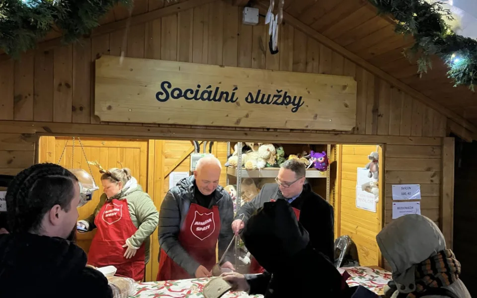 Polévka jako první krok k navázání důvěry. Dobrovolníci obdarují ostravské bezdomovce teplým vánočním jídlem