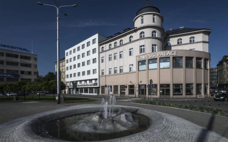 Bývalý hotel Palace v srdci Ostravy nebude déle chátrat. Developeři v něm postaví malé nájemní byty