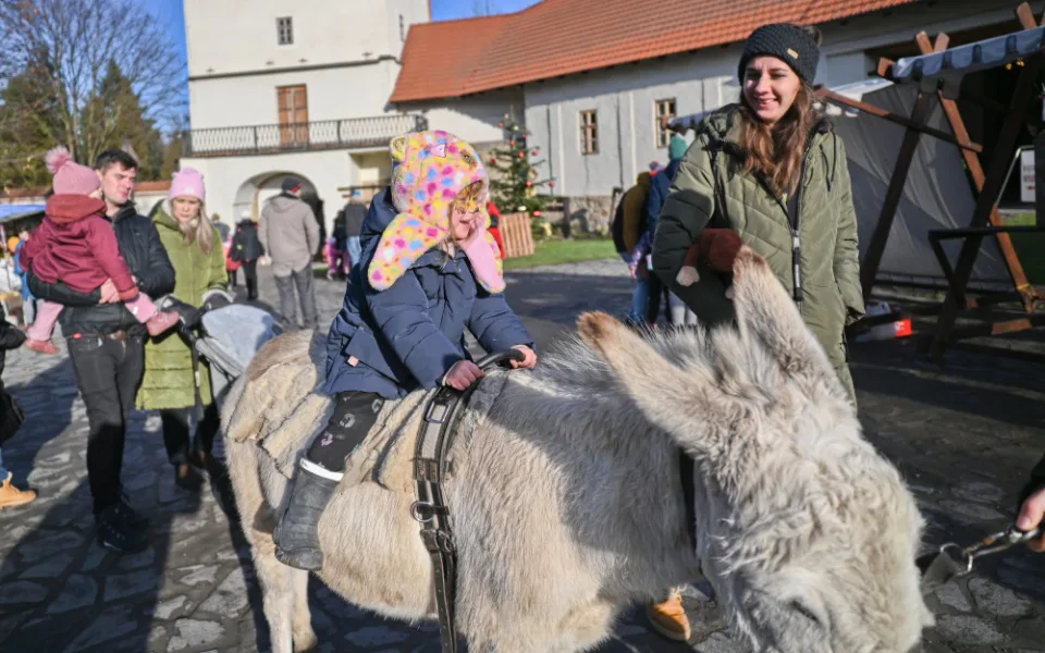 FOTO: Vánoce v Ostravě baví. Lidé navštěvují hrad i světelná městečka