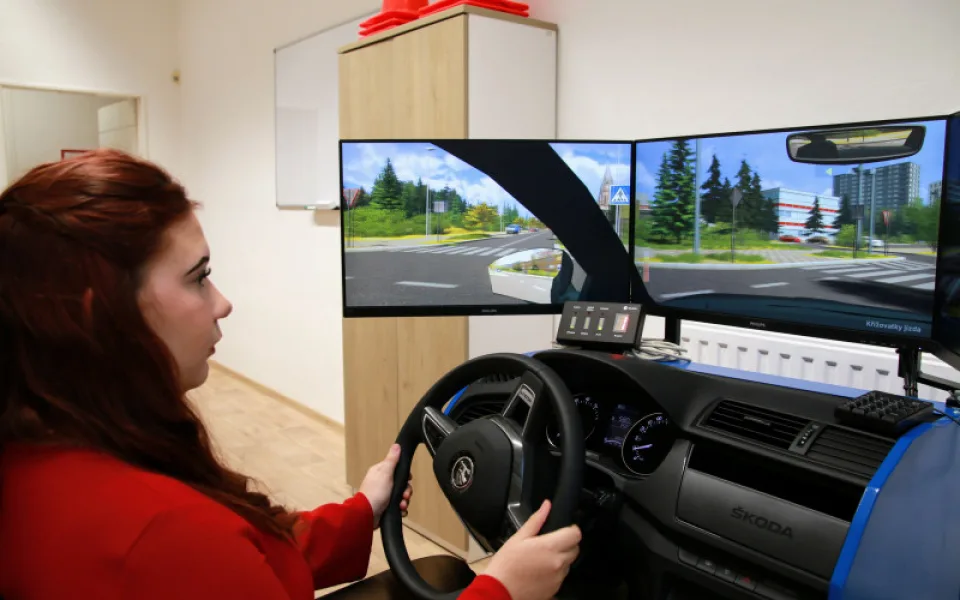 Autoškola v rámci střední školy. Bohumínská střední nabízí studujícím simulátor řízení a jízdy zdarma