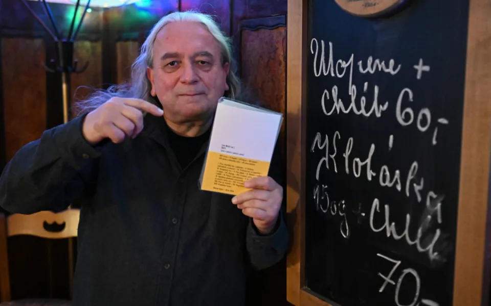 FOTO: 1012 stran poezie a zpráv o pivu. Sborník Šnyt vznikal sedm let