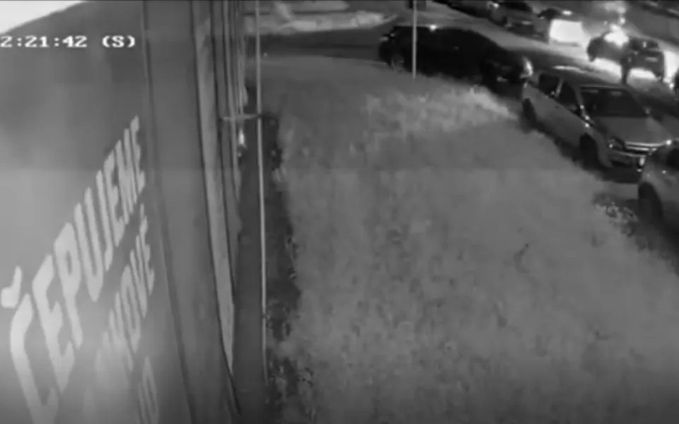 VIDEO: Kvůli požáru auta v Karviné policie pátrá po neznámém cyklistovi. Svědci mohou volat na linku 158