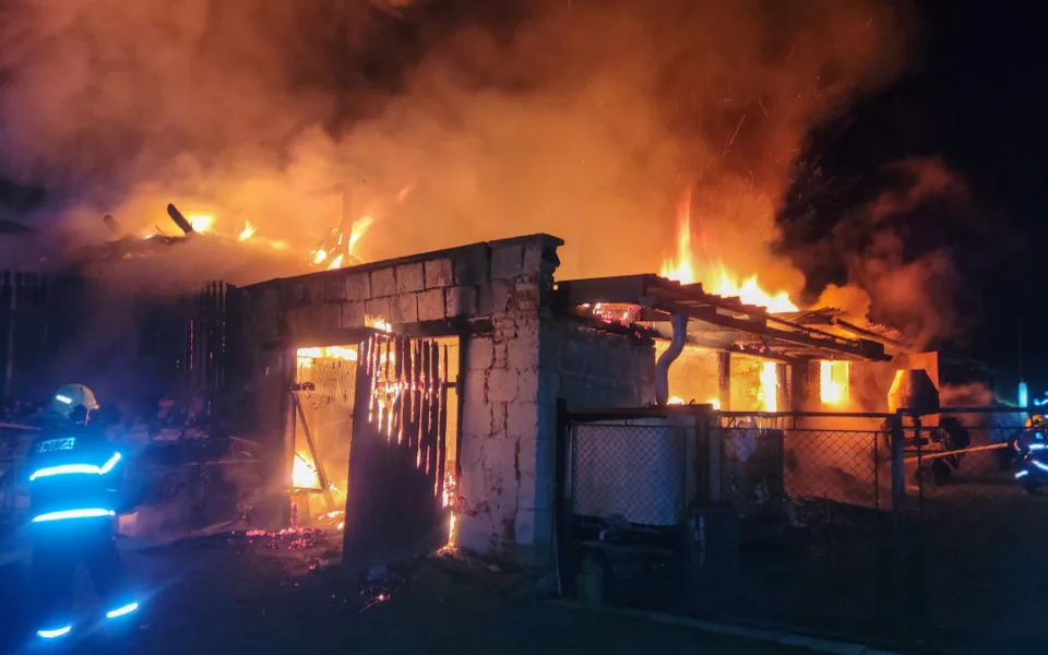 Šest hasičských jednotek bojovalo s požárem garáže a stolárny v Sosnové. Škoda je 800 tisíc korun