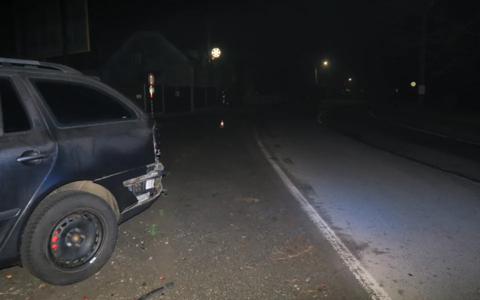 Policie hledá svědky nehody s Šilheřovic. Auto v zatáčce vyjelo mimo silnici a nabouralo další vůz
