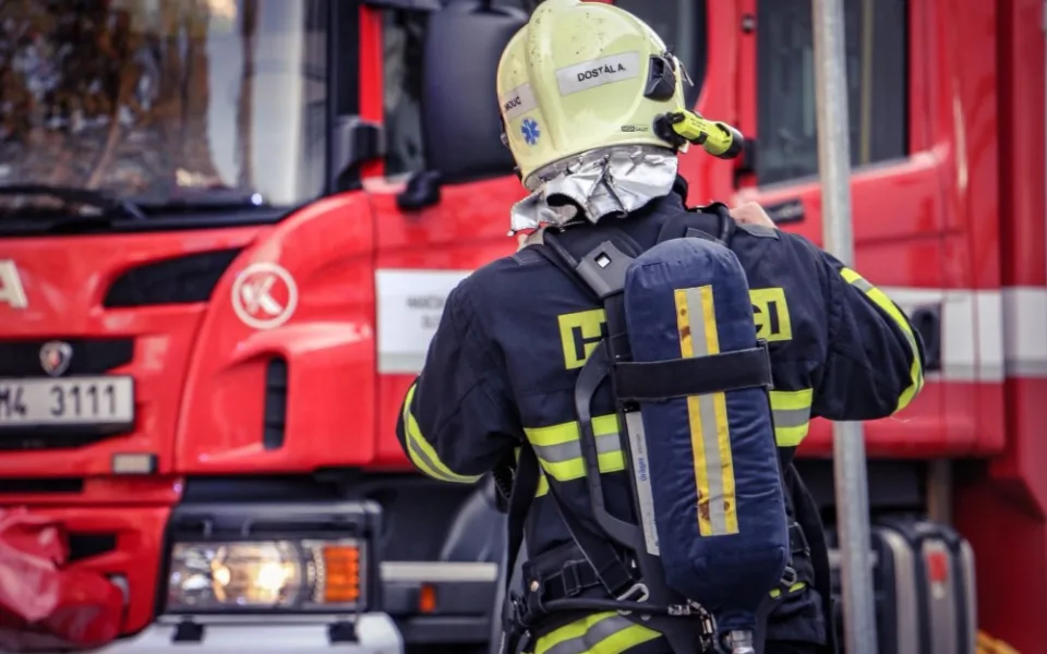 Při požáru maringotky v Řepišti uhořel muž. Policie zjišťuje jeho totožnost a vyšetřuje, proč začalo hořet