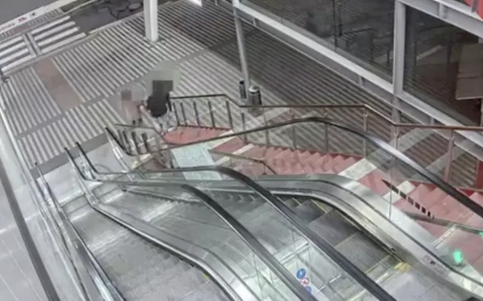 Trojice se bavila rozbíjeném skleněných výplní kladívkem z tramvaje.