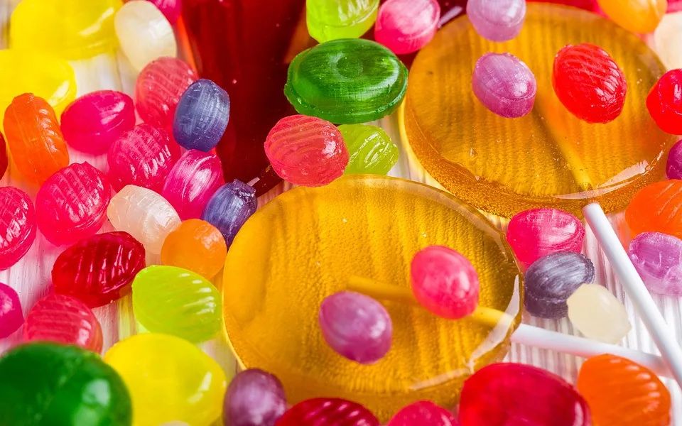 Strejda na hlídání zneužíval malou dívenku. Rodiče o něm prakticky nic nevěděli, dětem nosil sladkosti