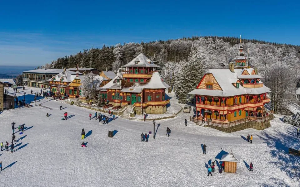 Beskydy si dostaly pořádnou bílou pokrývku. Sněžit ale nepřestává, výstraha meteorologů platí až do pondělí