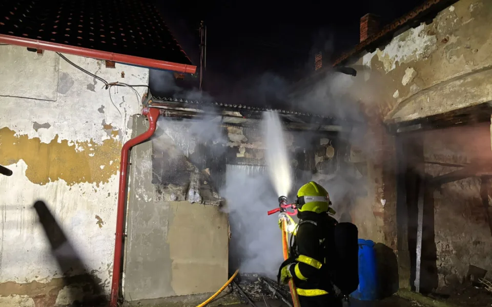 Plameny rodinu z Kujavy připravily o střechu nad hlavou. Škoda je kolem milionu, oheň uzavřel silnici