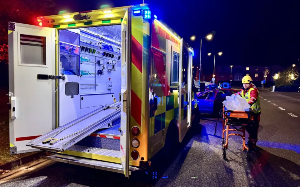 Žena v Opavě přecházela mimo přechod a srazilo ji auto. Řidič těsně před nehodou čistil čelní sklo