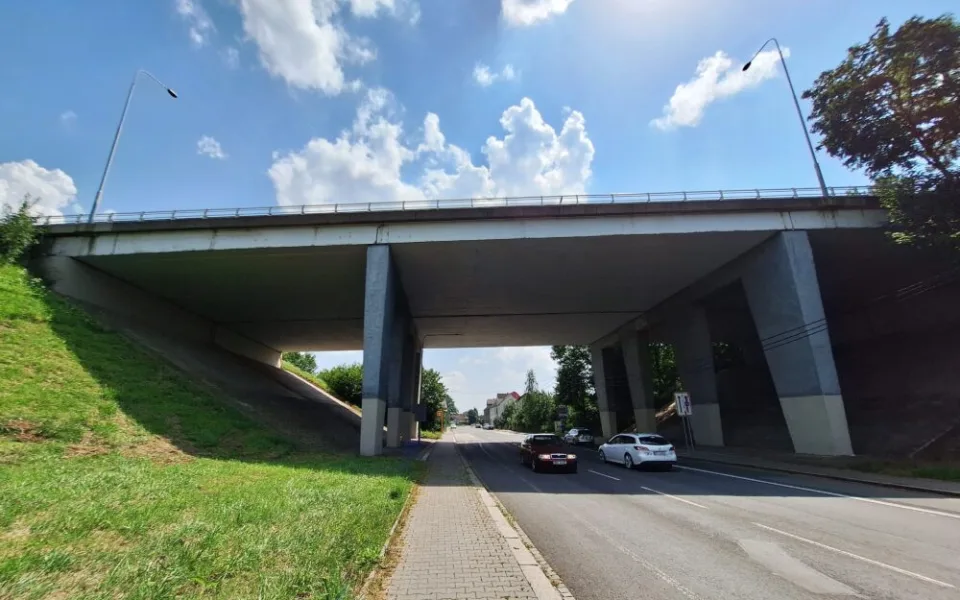 Peklo pro ostravské řidiče začalo. Ostravu ochromí opravy mostů v Rudné ulici, první už se demoluje
