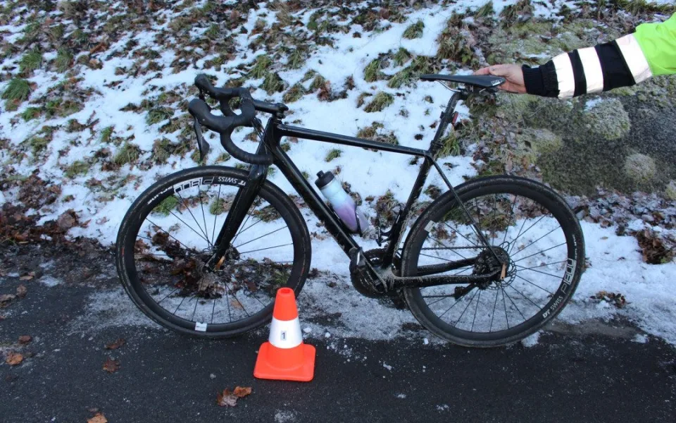 Policisté řeší havárii cyklisty na Opavsku. Padesátník ležel vedle kola a nejevil známky života
