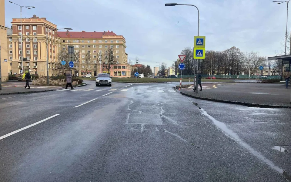 Řidič srazil dítě v Porubě, odvezl ho k nemocnici a zmizel. Pátrají po něm policisté