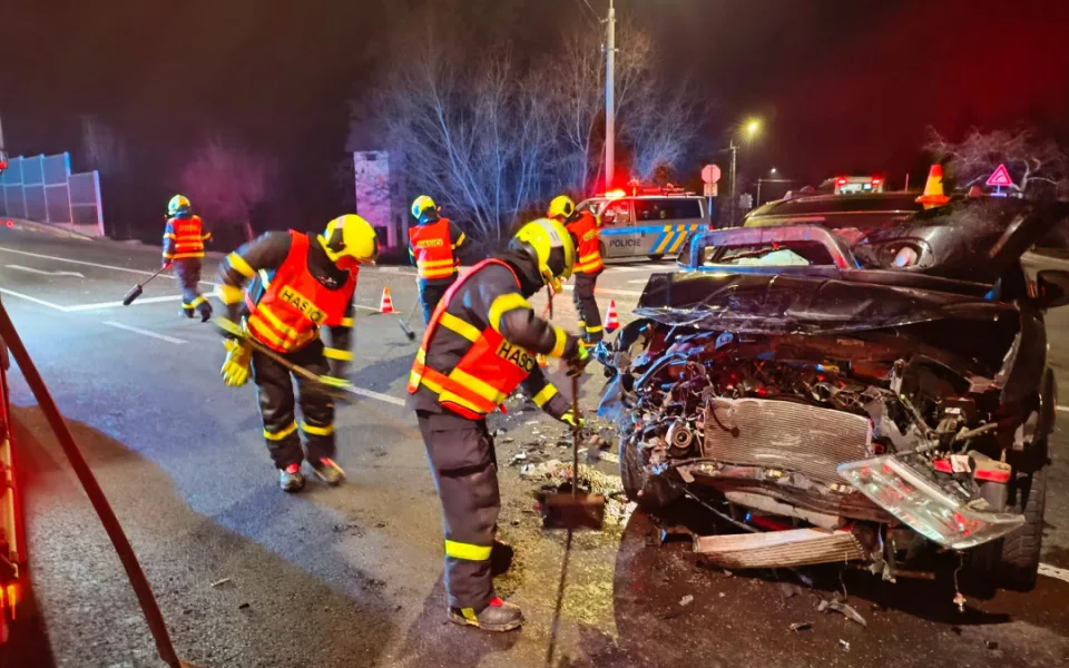 V Dobré na Frýdecko-Místecku se srazila dvě auta. Čtyři lidé se těžce zranili, byl mezi nimi školák