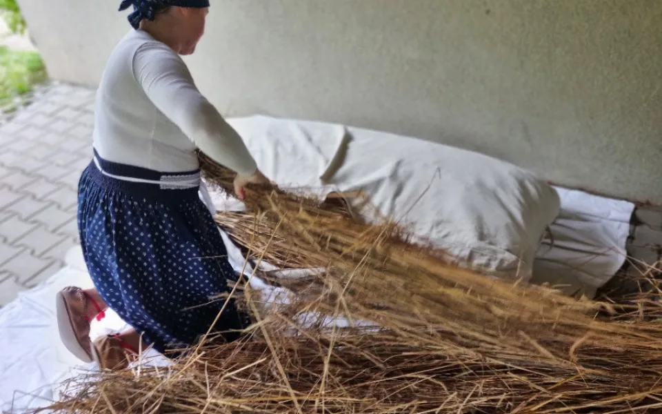 Žena z Mostů u Jablunkova vyrábí žitné slamníky. Za tradiční řemeslo dostala ocenění