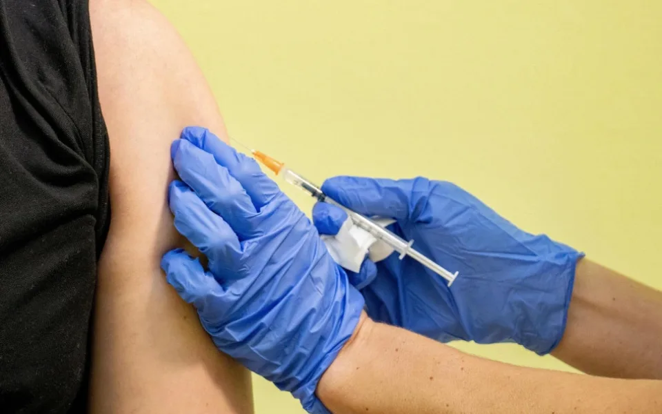 Chřipku není radno podceňovat. Může způsobit zápal plic i zánět mozkových blan, varují lékaři