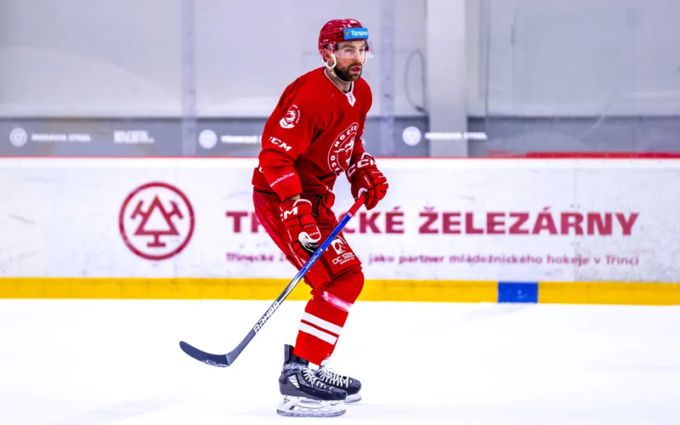 Hokejisté Komety vyhráli v Třinci 3:1 a zabrali po třech porážkách