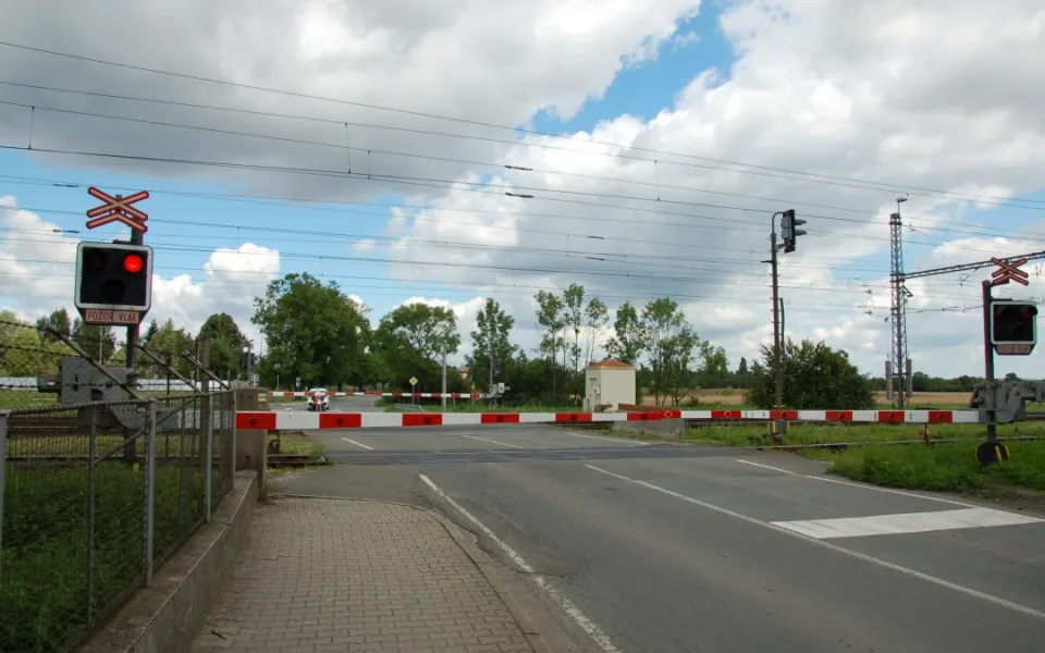 Neštěstí z roku 2015 se neopakovalo. Ve Studénce opět vjel nákladní vůz na přejezd, vlak stihl zastavit včas