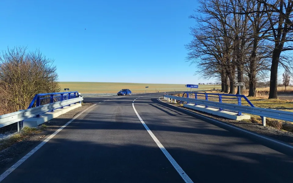 Úleva pro řidiče na Opavsku. Mnohé silnice čekají opravy, mezi Štáblovicemi a Oticemi se už jezdí po novém