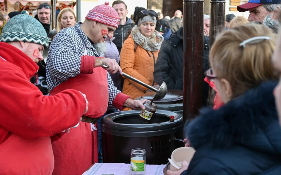 Masopustní veselí zasáhlo Slezskoostravský hrad. Zabíjačka i maškary.