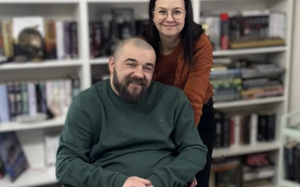 David upadl u bazénu a skončil na invalidním vozíku. Nyní potřebuje speciálně upravené auto