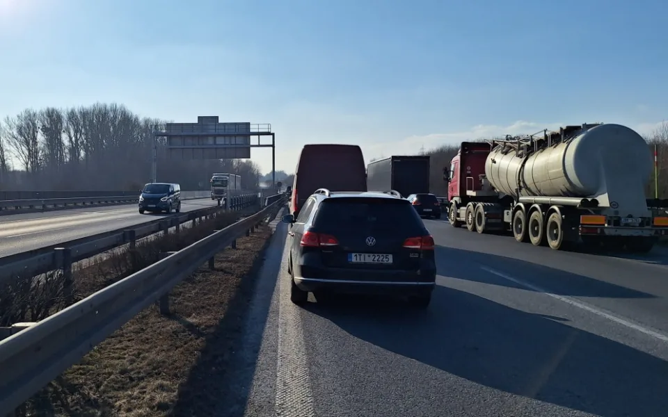 Nehoda čtyř kamionů uzavřela D1 u Klimkovického tunelu. Na místě jsou zranění a tvoří se kolony