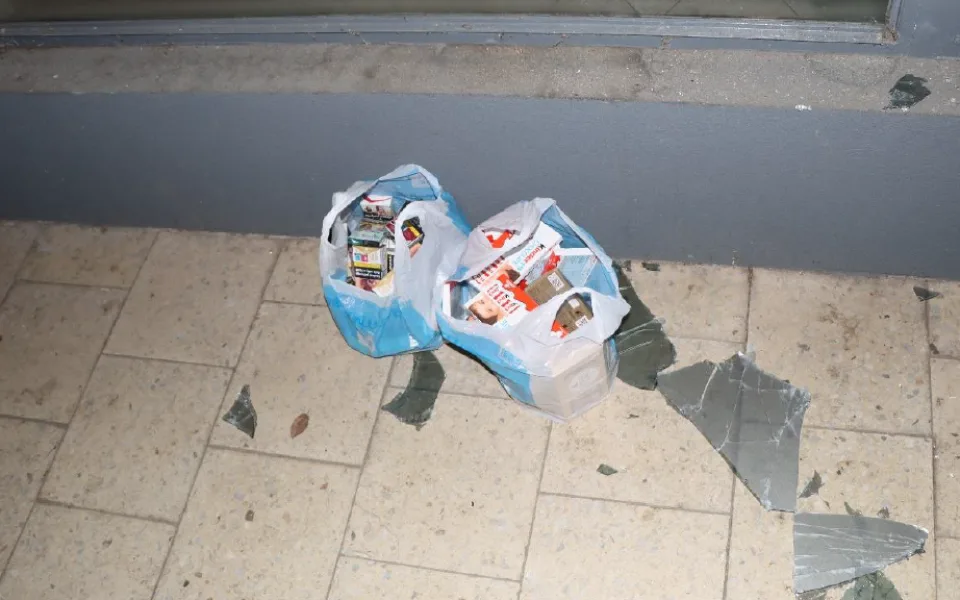 Zfetovaný zloděj se schovával v polici se zbožím. Ukradené čokolády, cigarety a zapalovače si už odnést nestihl