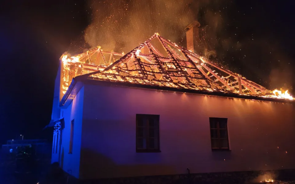 V Lichnově na Novojičínsku hořela fara. Při zásahu se zranil dobrovolný hasič, střecha lehla popelem