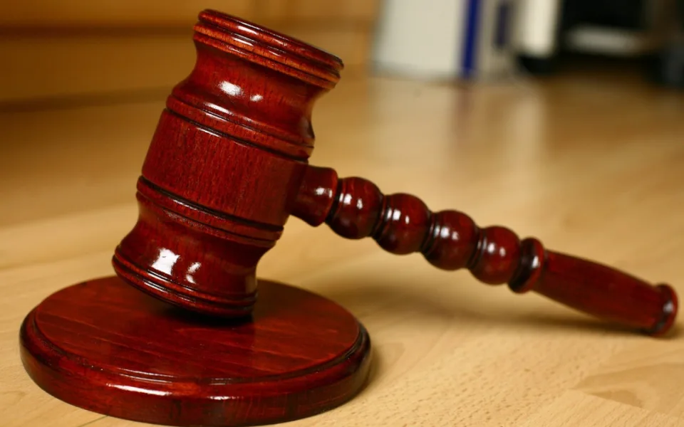 Udusil stařenku a její peníze utratil za alkohol a prostitutky. Karviňan si za loupežnou vraždu odsedí 18 let