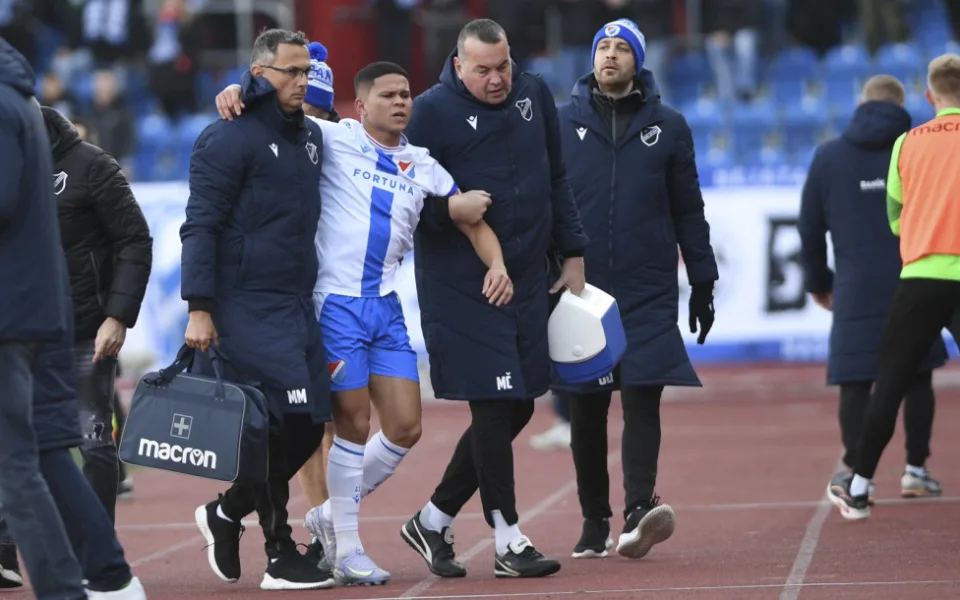 Kanonýr Baníku Ewerton má natržený vaz v kotníku