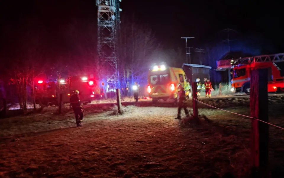 VIDEO: Muži vylezli na třicetimetrový vysílač na Opavsku. Jeden z nich z jeho vrcholu spadl, druhý se bál výšek