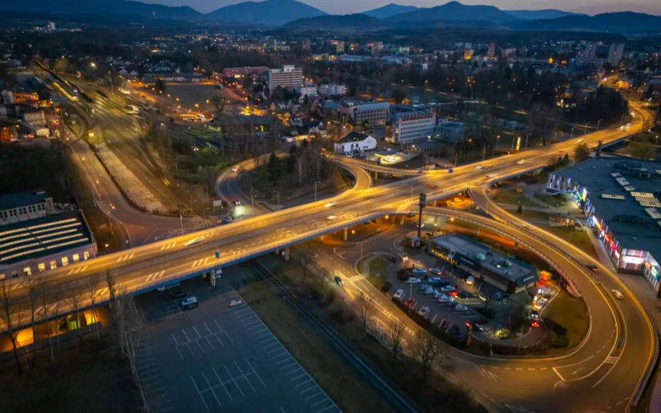 Frýdek-Místek vyměnil osvětlení na hlavních tazích. Město chce ušetřit, využilo proto úspornější LED lampy