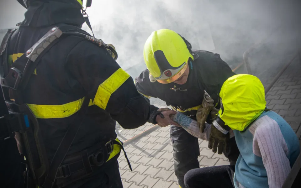 Tragédie v Petřvaldu. Při požáru bytu v domě s pečovatelskou službou zemřel starší muž