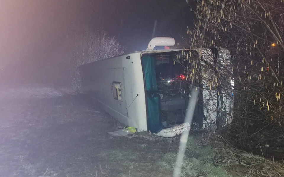 V Žermanicích havaroval autobus. Záchranáři ošetřili devět zraněných, z toho sedm dívek školního věku