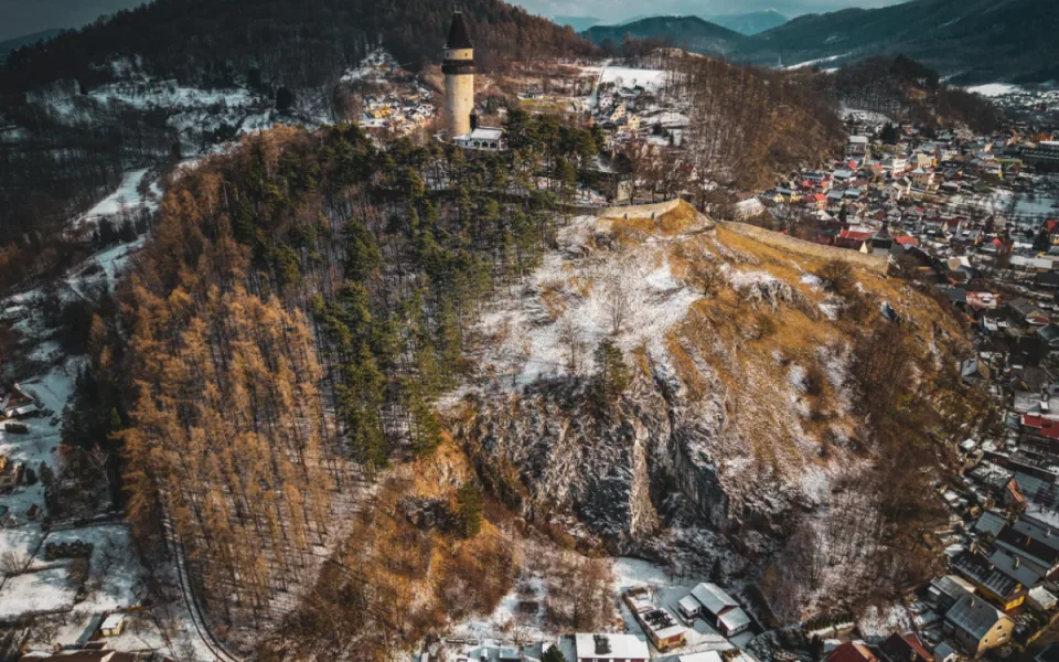 Nová střecha na štramberské Trúbě i opravená sušárna lnu na Novojičínsku. Krajské památky si letos polepší