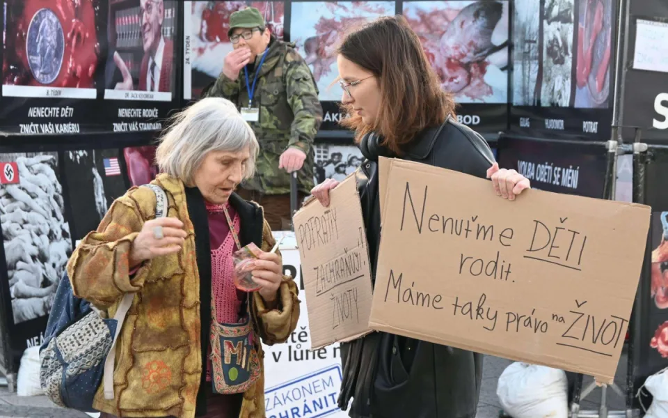 Kontroverzní podpisovka znechutila studenty i rodiče malých dětí. Odpůrci potratů na ostravské protestující zavolali policii
